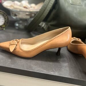 Chic Tan Leather Kitten Heels
